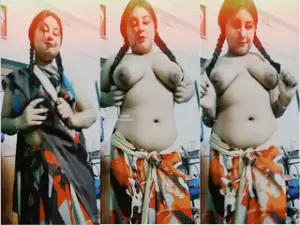 Desi Girl Shows Her Big Boobs