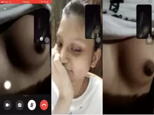 Cute Desi Girl Shows her Boobs