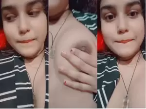 Desi Girl Shows Boobs