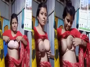 Desi Bhabhi Shows Boobs
