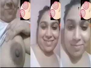 Cute Desi girl Shows Big Boobs