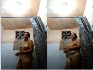 Exclusive- Desi Indian Girl Bathing