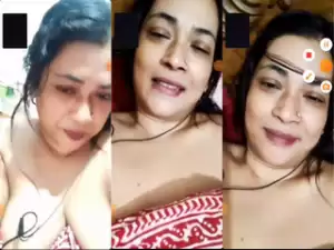 Horny Desi Bahbhi Shows Boobs and Fingering
