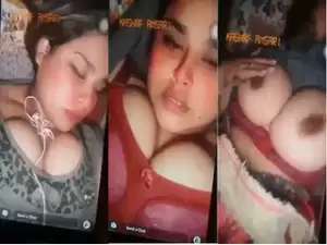 Horny Desi girl Shows her Big Boobs