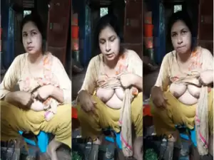 Desi Mature Aunty Shows Boobs