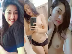 Sexy Desi Girl Shows Her Boobs