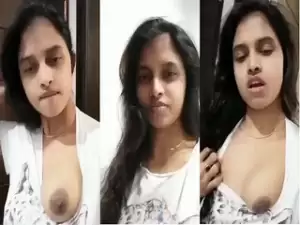 Sexy Desi girl Shows boobs