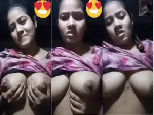 Desi Girl Shows Her Boobs