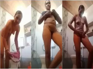 Desi Bhabhi Bathing