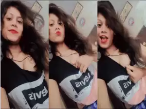 Cute Desi girl Shows Boob