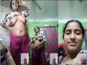 Desi Bhabhi Shows her Boobs