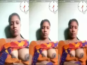 Desi Bhabhi Shows Her Boobs