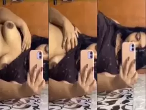 Desi Girl Shows her Boobs