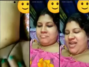 Desi Boudi Shows her Pussy