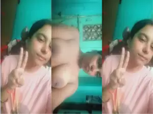 Sexy Desi girl Shows Her Boobs