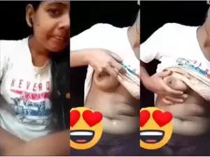 Cute Desi girl Shows her Boob