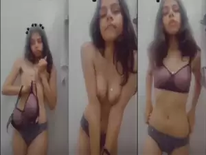 Desi girl Shows her Boobs