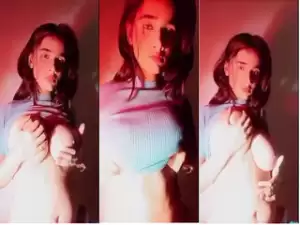 Sexy Desi girl Play With Her Boobs