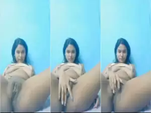 Desi Girl Shows Nude Body and Play With Pussy