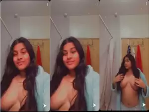 Desi Girl Shows her Big Boobs