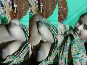 Sexy Desi Girl Shows her Boobs
