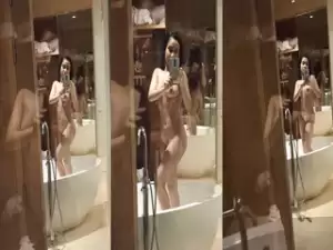 Desi Girl Record Nude Selfie