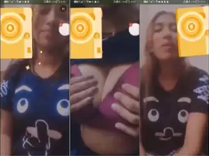 Sexy Desi Girl Shows Boobs