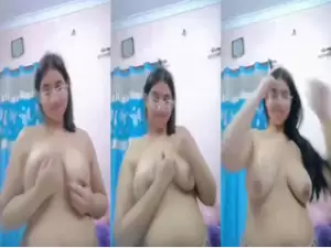 Desi Girl Shows her Boobs