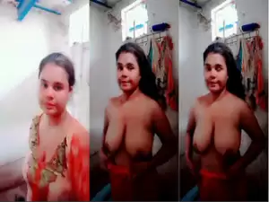 Big Boob Desi girl Bathing