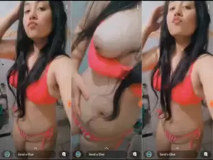 Sexy Desi girl Shows Her Boobs