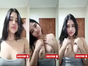 Sexy Desi girl Shows Her Boobs