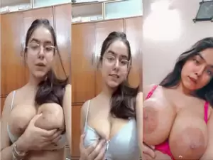 Desi Girl Shows Her Big Boobs