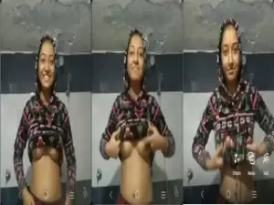 Cute Desi girl Shows her Boobs and pussy Part 1