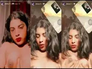 Desi Girl Shows Her Boob