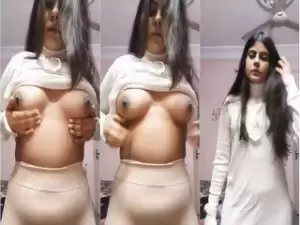 Sexy Desi girl Shows Boobs