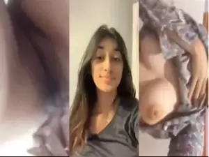 Desi Girl Shows Her Boobs