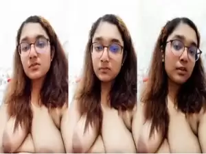 Desi girl Shows Boobs