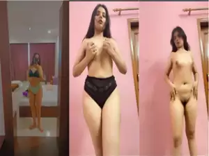Cute Girl Shows her Nude Body