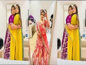 Hot Desi Girl Shows Her Boobs