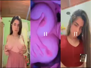 Sexy  Desi Girl Shows Her Boobs