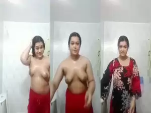 Hot Desi Girl Bathing