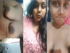 Desi Girl Shows Her Big Boobs