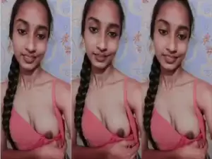 Desi Girl Shows Boob