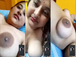 Desi Boudi Shows Her Boobs