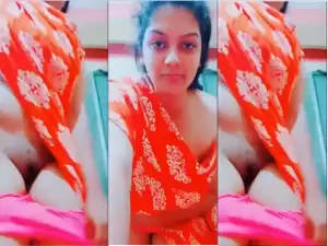 Sexy Desi Girl Shows Pussy