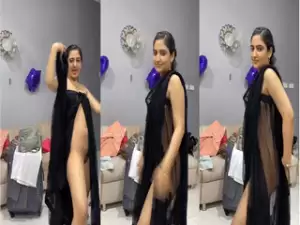 Sexy Desi Girl Dancing