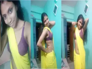 Desi Vlg Girl Shows Boobs