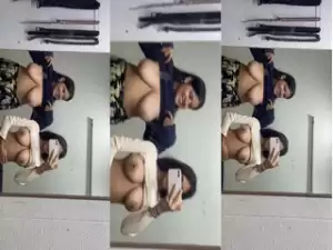 Desi girl Shows her Boobs