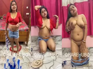 Sexy Desi Bhabhi Shows Her Nude Body