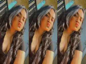 Sexy Desi Girl SHows Boobs